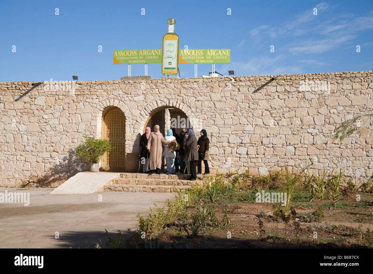 Il Marocco in Nord Africa dicembre le donne marocchine in attesa di accogliere i visitatori nel loro co-operativa di produrre prodotti di olio di Argan Tree Foto Stock
