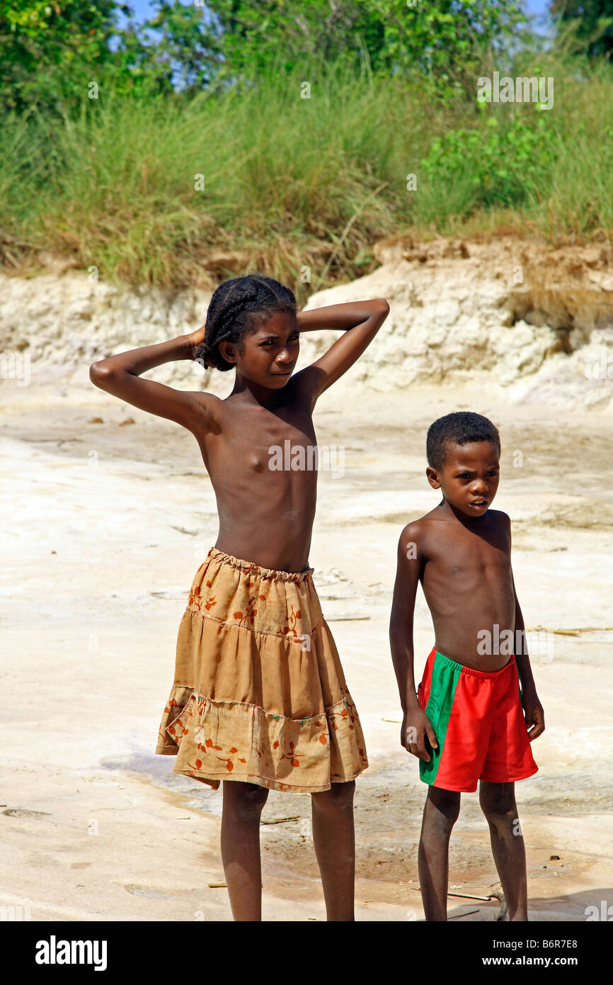 Due Childrenof Sakalava tribù sulla sponda del fiume Tsiribihina Madagascar Foto Stock