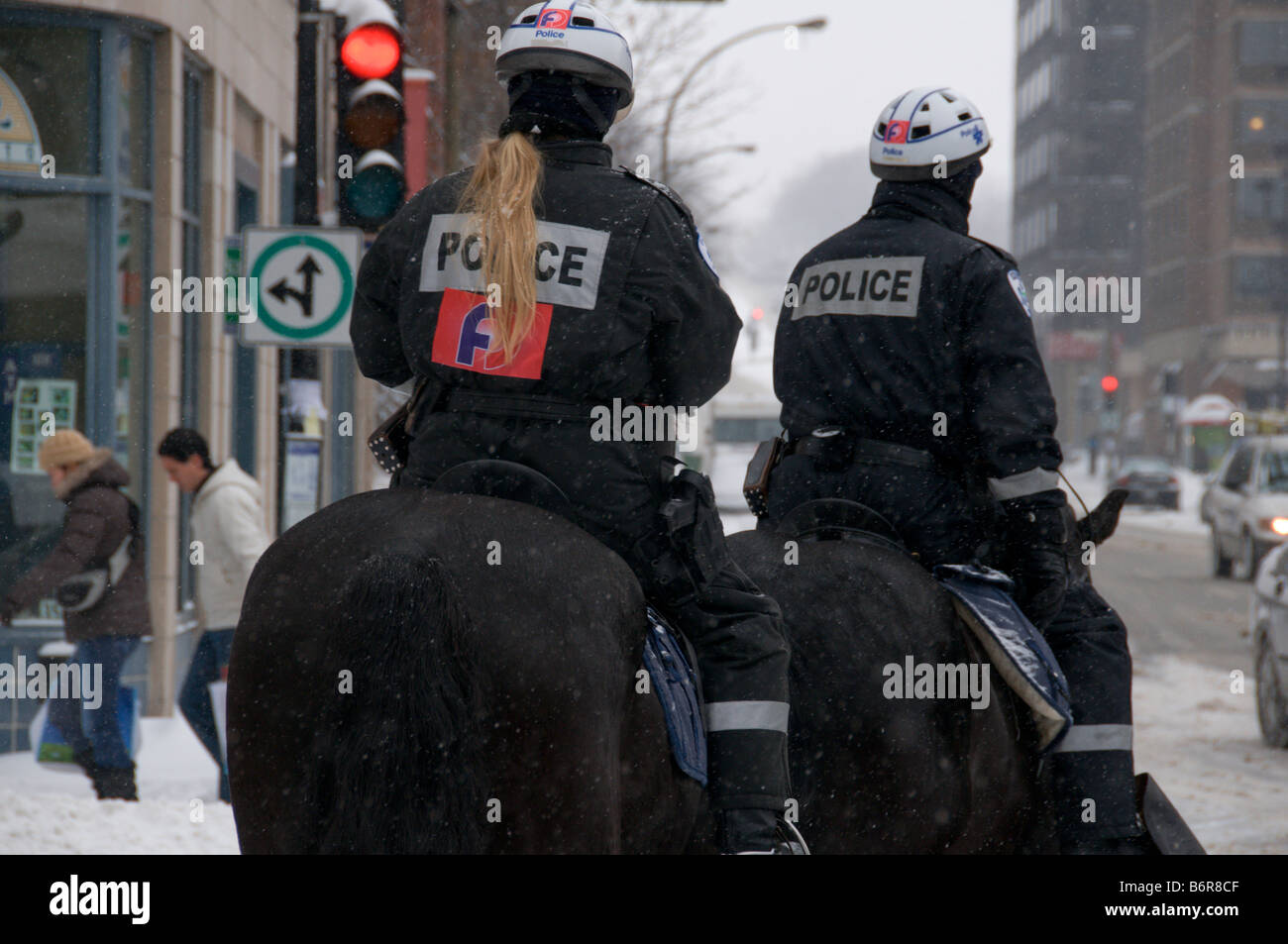 Gli ufficiali di polizia pattuglia su cavalli a Montreal in Canada Foto Stock