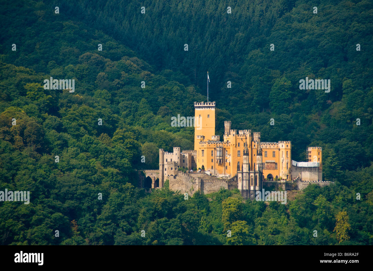 Castello di Stolzenfels circondato da una foresta e affacciato sul fiume Reno vicino a Koblenz Foto Stock