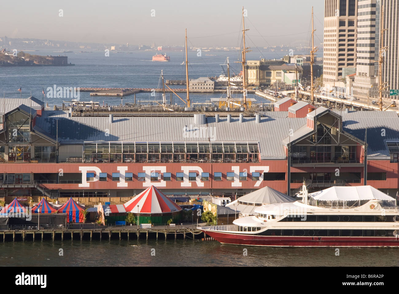 Pier 17, la parte inferiore di Manhattan, New York, Stati Uniti d'America Foto Stock