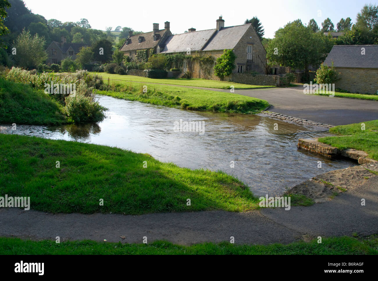 Cottage e ford attraverso un flusso, Upper Slaughter, Gloucestershire Foto Stock