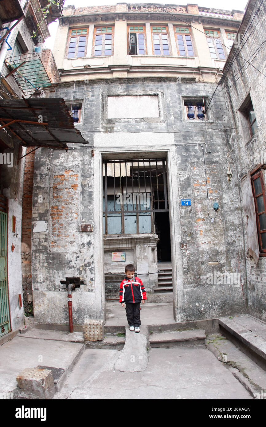 Bambino asiatico a giocare davanti a casa le famiglie a Guangzhou Guangdong Cina Asia Foto Stock