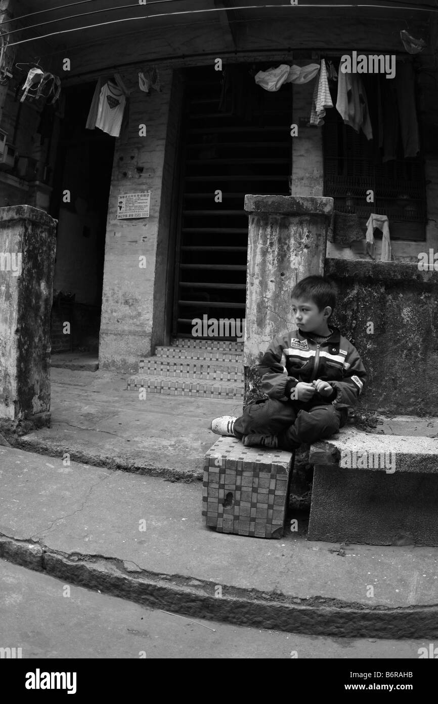 Ragazzo asiatico in attesa nella parte anteriore della casa in Guangzhou Canton Guangdong Cina Asia Foto Stock
