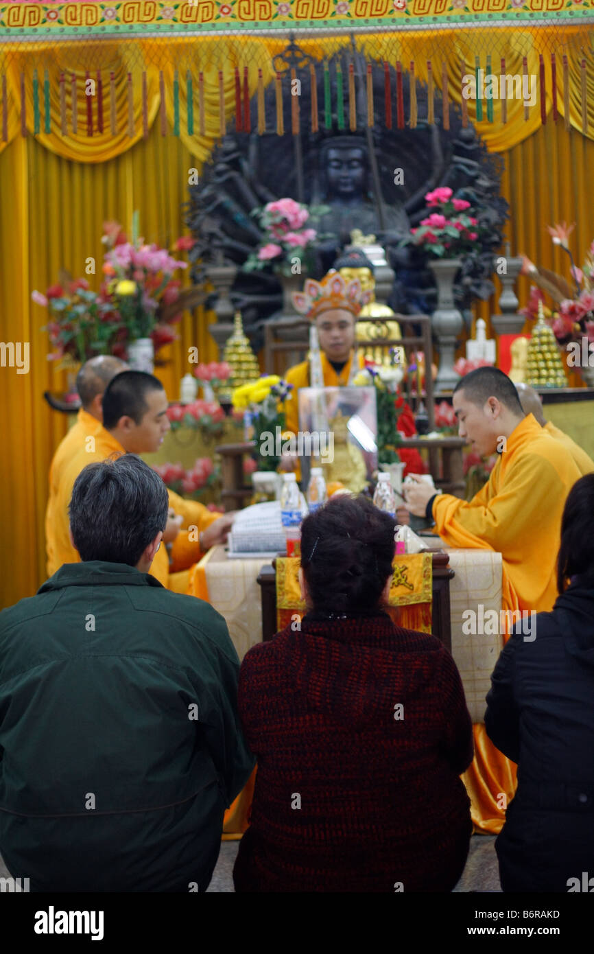 Il popolo Cinese per partecipare ad una cerimonia religiosa con i monaci in un tempio in Guangzhou China Guandong Foto Stock