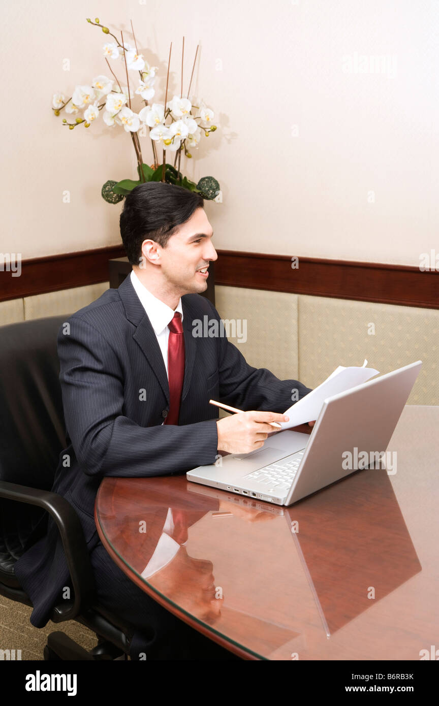 Business uomo seduto di fronte al tavolo da conferenza Foto Stock