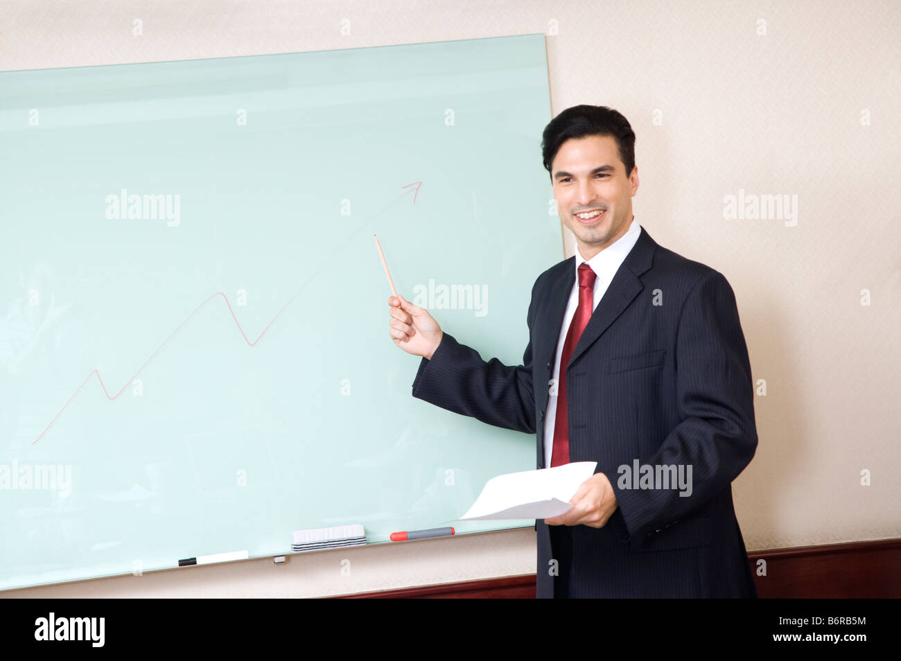 Uomo d'affari di eseguire report in una riunione Foto Stock