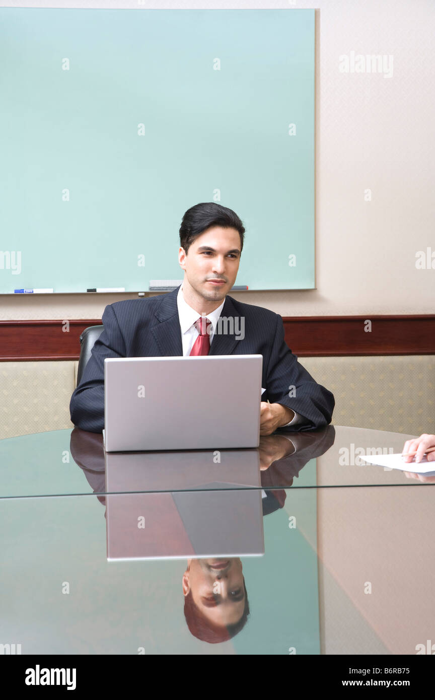 Business uomo seduto in ufficio Foto Stock
