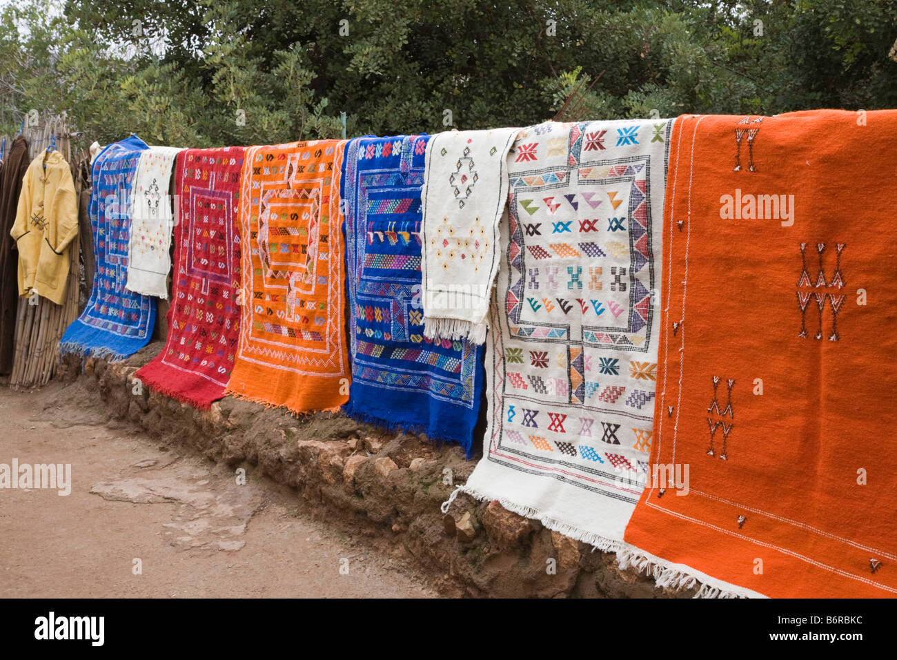 Display a colori di marocchini tappeti berberi in vendita appeso alla parete. Il Marocco Foto Stock