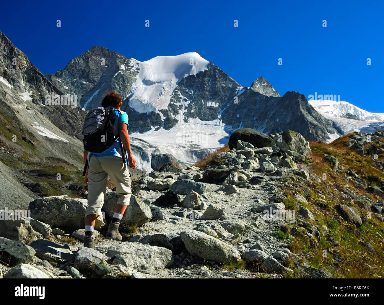 Impegnativo salire su un sassoso sentiero per il picco in alta montagna, alpi svizzere, Svizzera Foto Stock