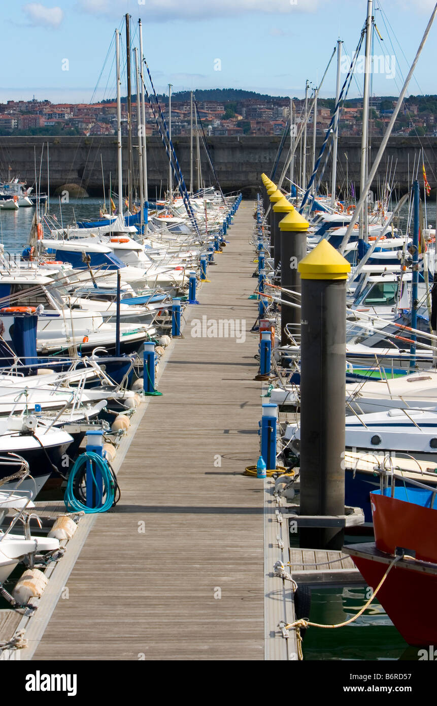 Barca a riposo in acque tranquille nel porto di dock di Santurce vicino a Bilbao Foto Stock