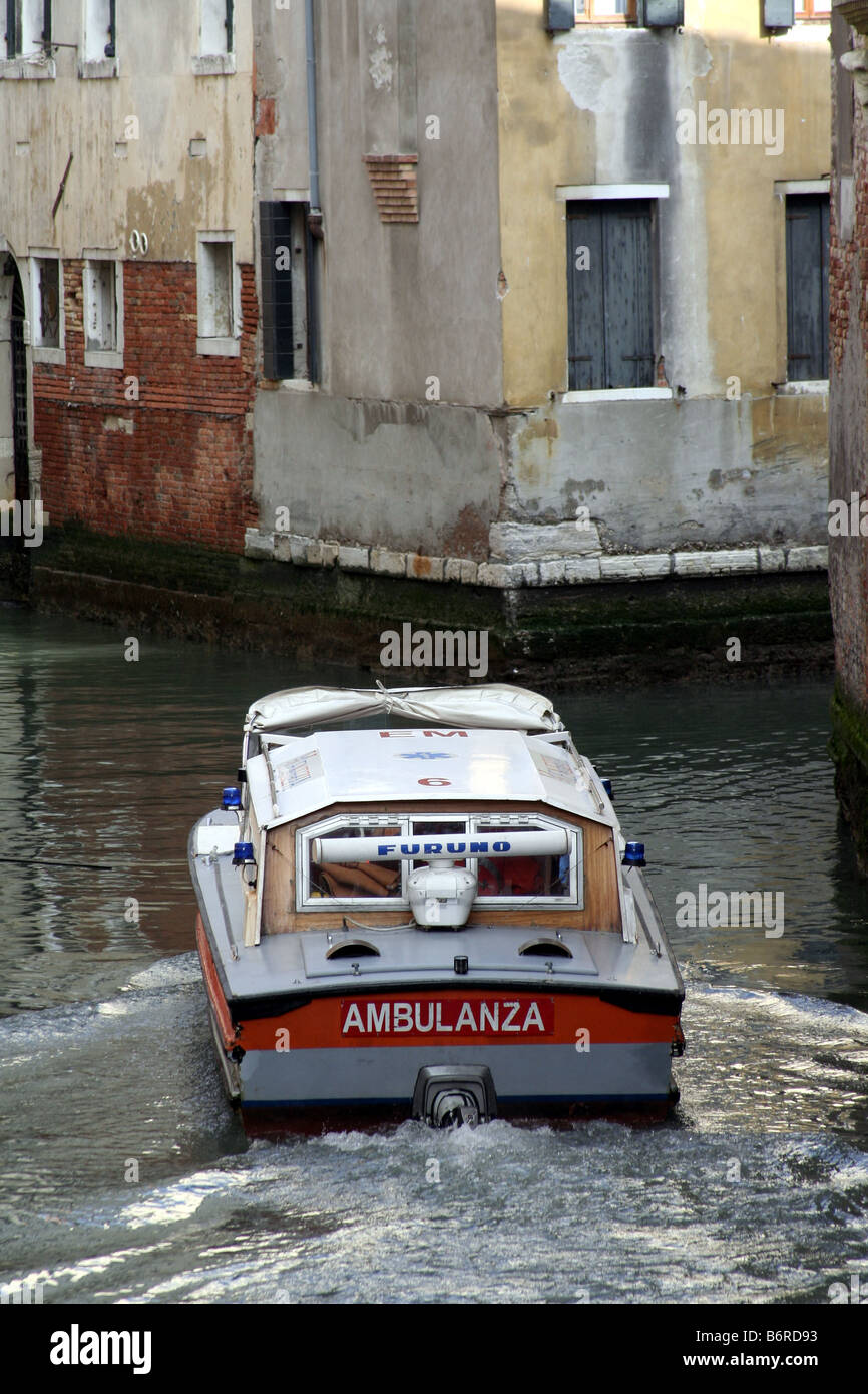 Ambulanza di acqua su un canale di Venezia, Italia Foto Stock