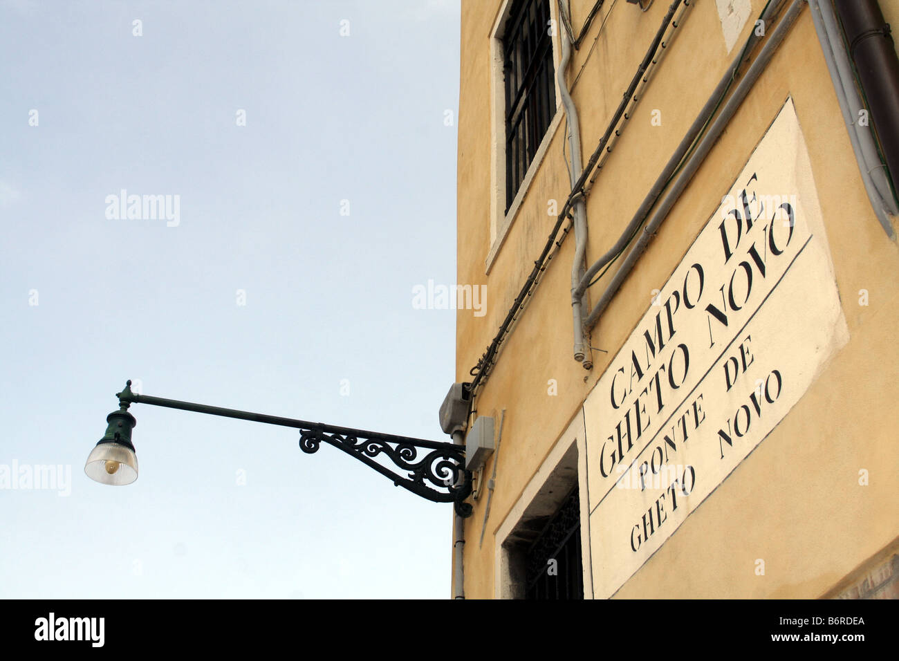 Segno per il 'Campo De Ghetto Novo', la piazza al Jewish nuovo 'ghetto' in Cannaregio sestiere di Venezia, Italia. Foto Stock