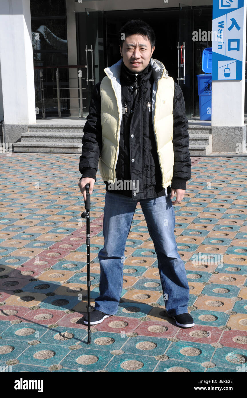 Turisti cinesi con bastone da passeggio a Yungu funivia stazione