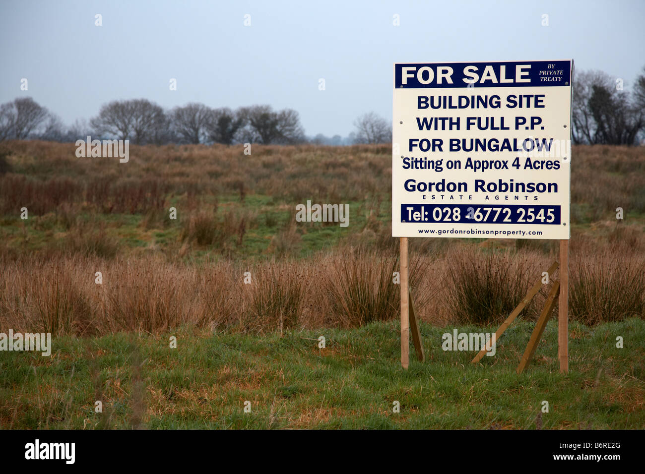 In vendita segno su un sviluppo rurale sito per sito di costruzione con pieno il permesso di pianificazione per bungalow in fermanagh Foto Stock
