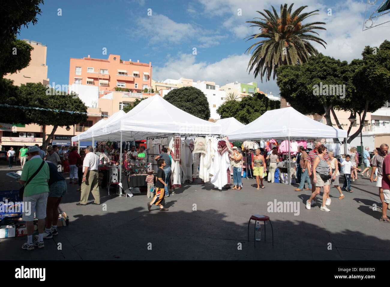 Il mercato turistico nella Plaza a Alcala sulla costa occidentale di Tenerife Canarie Spagna Foto Stock