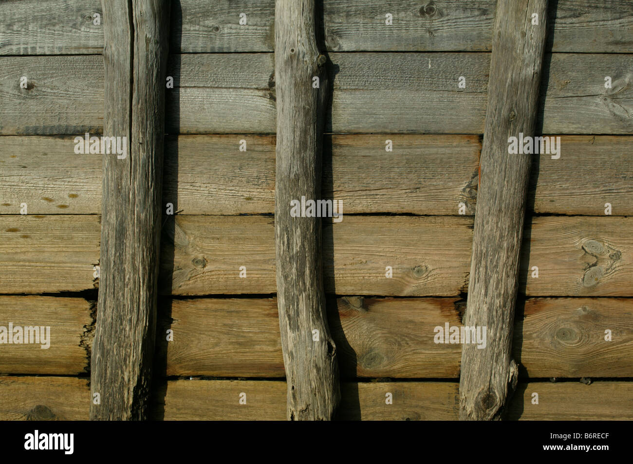 Indossati in legno per la difesa del mare che offre un senso del tempo che passa e la storia Foto Stock Indossati in legno per la difesa del mare che offre un senso del tempo che passa e la storia Foto Stock