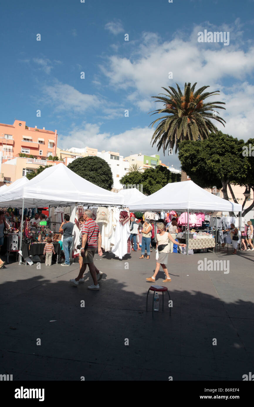 Il mercato turistico nella Plaza a Alcala sulla costa occidentale di Tenerife Canarie Spagna Foto Stock