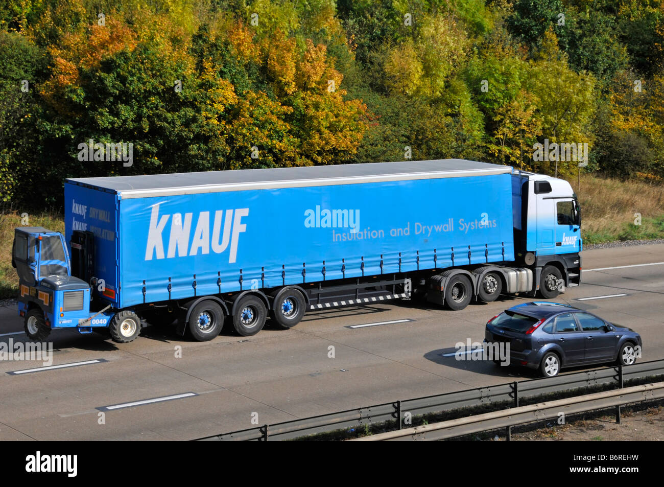 Knauf isolamento e muro a secco dei prodotti per sistemi di rimorchio di consegna & camion su autostrada M25, completare con posteriore montato carrello elevatore a forche Foto Stock