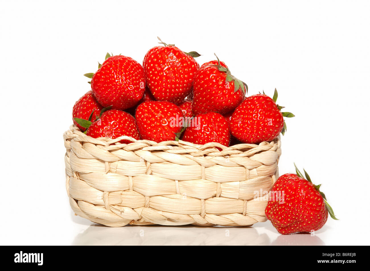 Le fragole in un cestello Foto Stock