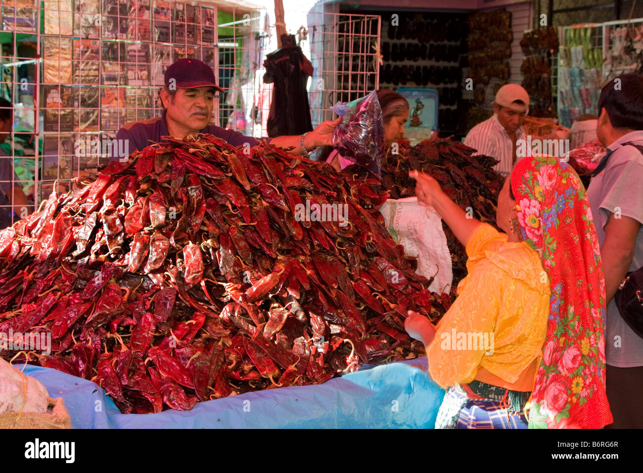 Tlacolula, Oaxaca, Messico. Mercato di Tlacolula. Grandi Peperoncino Rosso Huajillo peperoni in vendita. Foto Stock