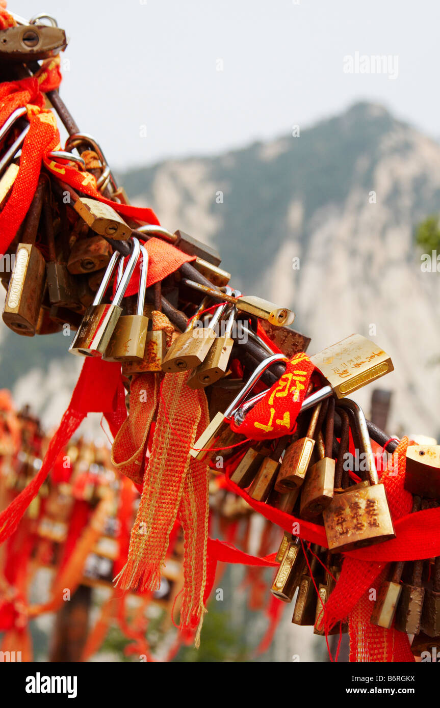 Nastri rossi e si blocca come simbolo di un amore eterno sulla santa montagna Huashan, Xian, Cina Foto Stock