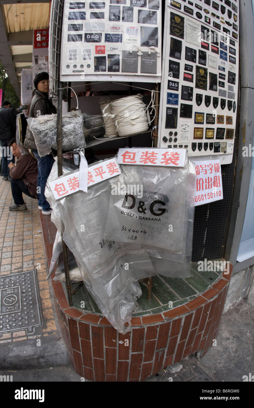 Scheda display di marca abbigliamento etichette & sacchi per acquisto di massa e la produzione di massa di prodotti contraffatti in Cina Foto Stock