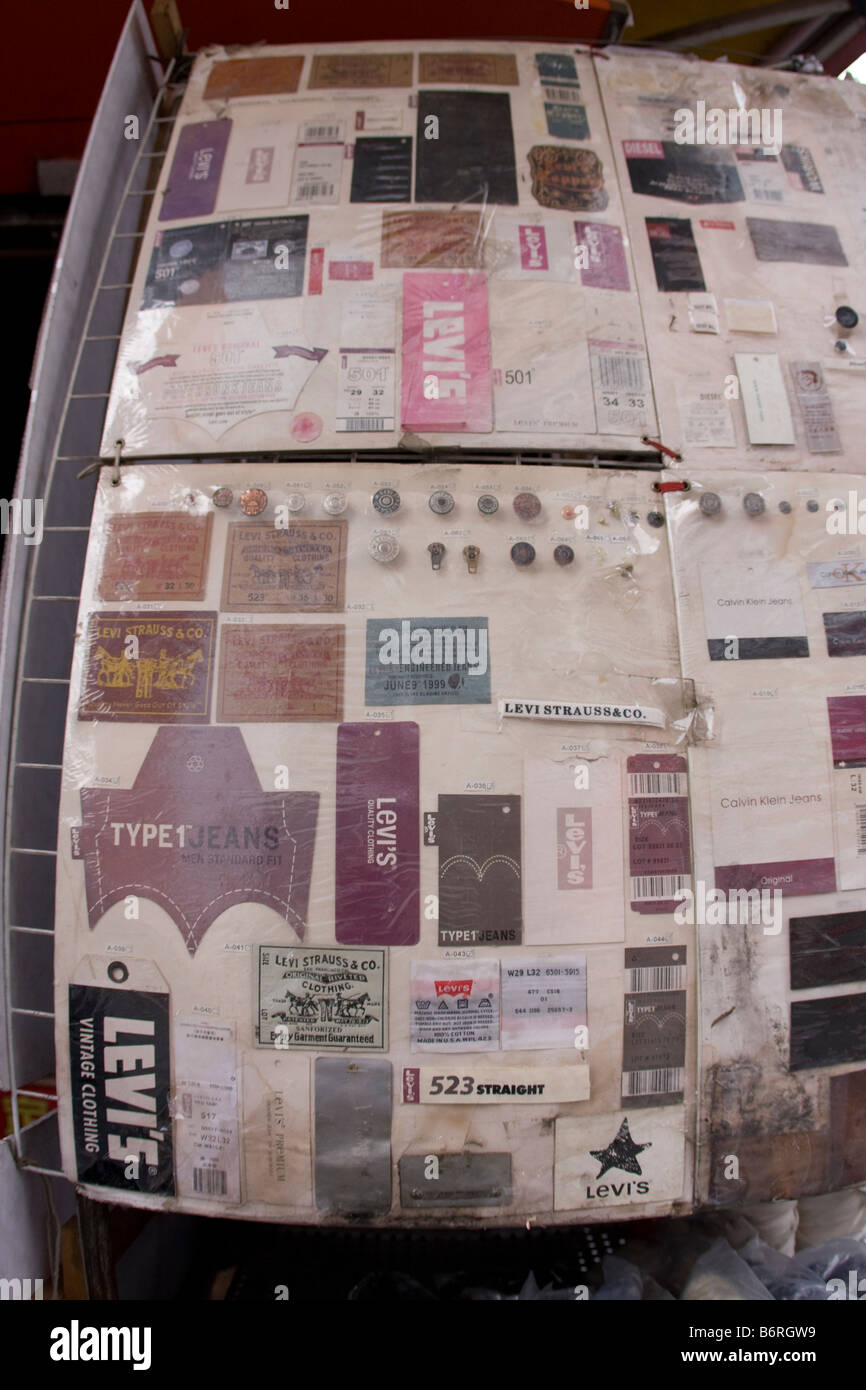 Scheda display disponibile di importante marchio di abbigliamento nome tag per acquisto di massa e la produzione di massa di prodotti contraffatti in Cina Foto Stock