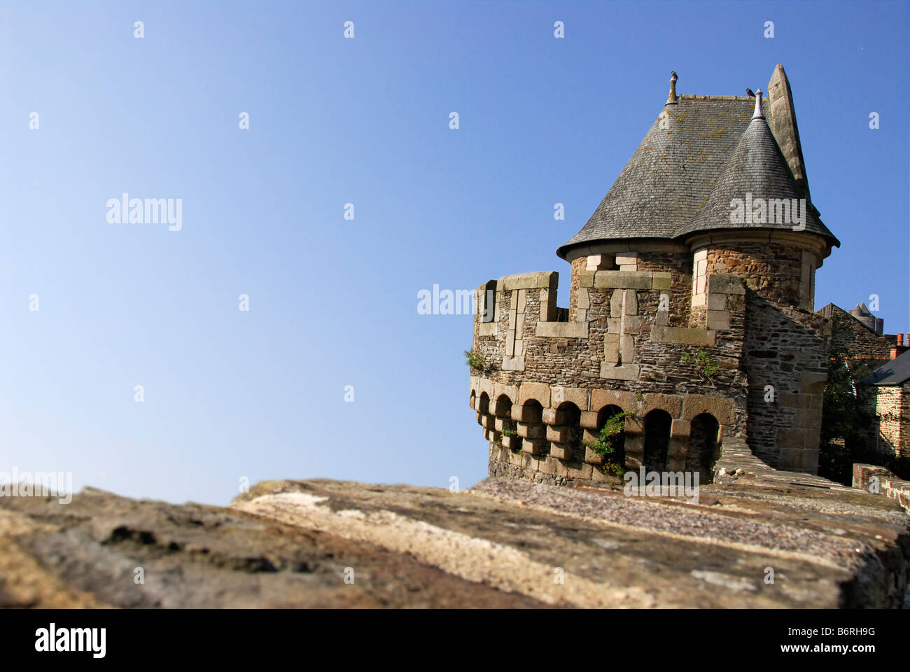 Mura fortificate che circondano Fougères Chateau, Bretagna Francia Foto Stock