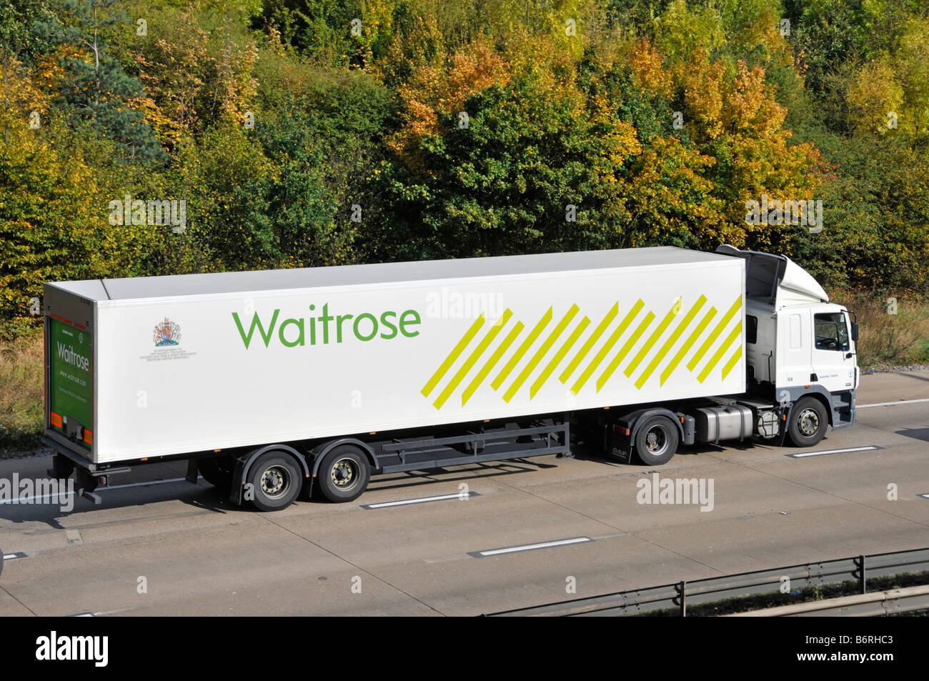 Waitrose supermercato negozi consegna e rimorchio camion su M25 Autostrada Foto Stock