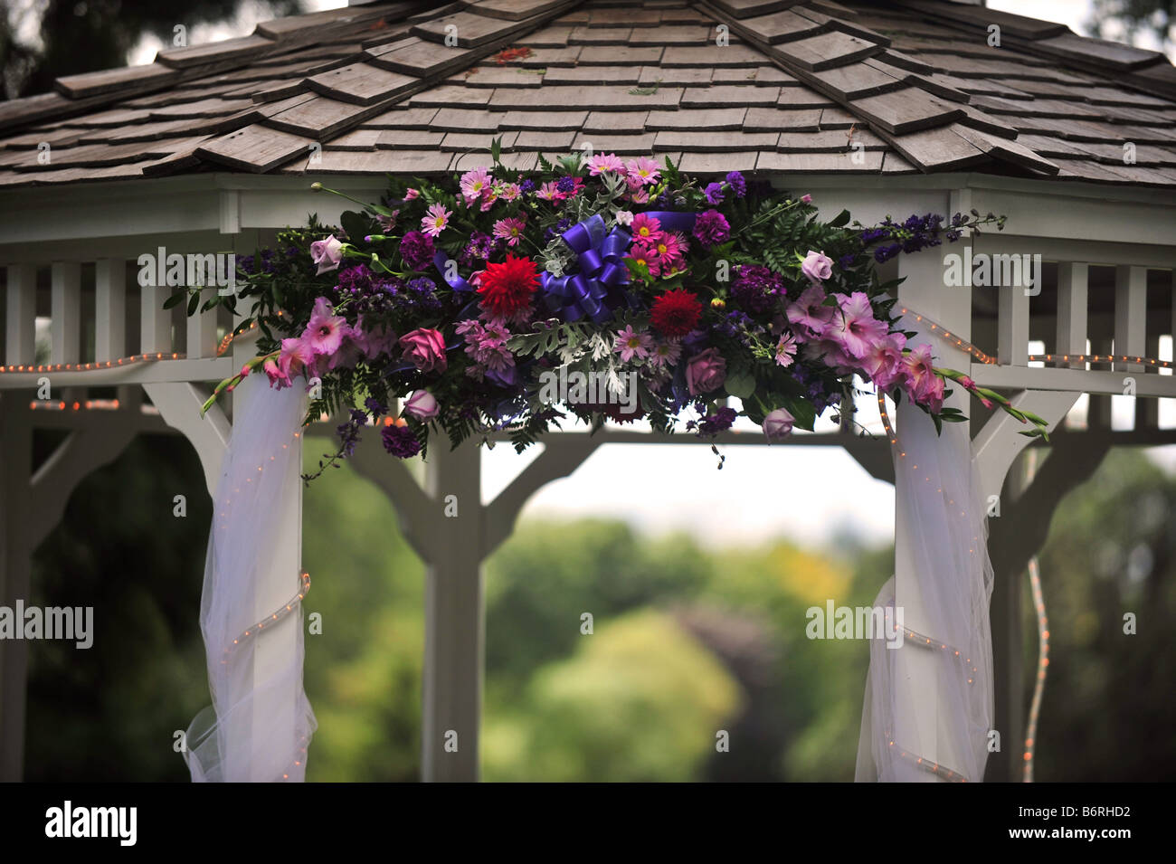 Fiori su un gazebo pronto per un matrimonio Foto stock - Alamy