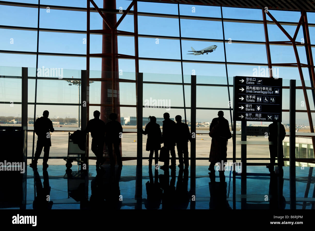 Silhouette di viaggiatori all'aeroporto Foto Stock
