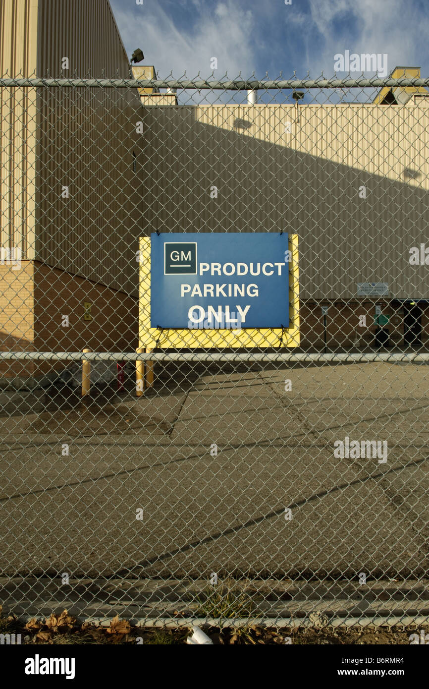 General Motors Gruppo Flint edificio in fabbrica con segno dicendo GM prodotto solo di parcheggio, in Flint Michigan STATI UNITI Foto Stock