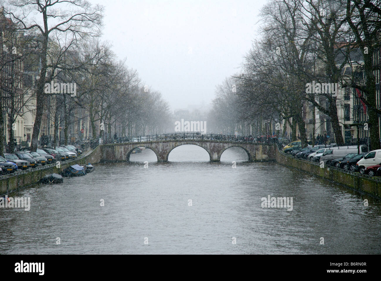 La neve su un canale di Amsterdam Foto Stock