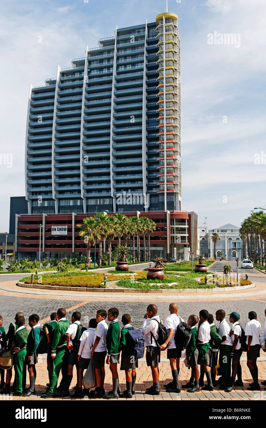 I bambini in attesa per il bus presso l'Ushaka Marine World a Durban Foto Stock