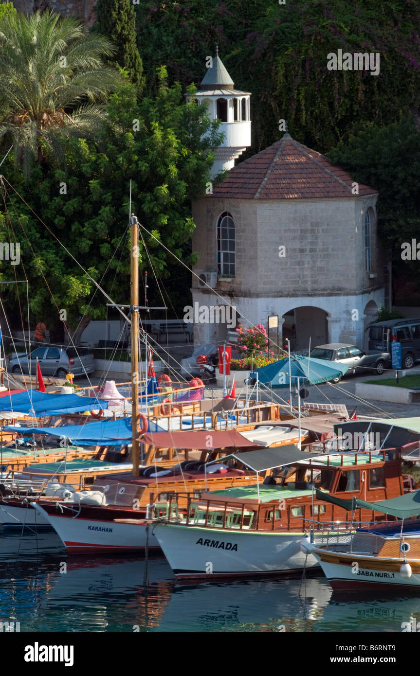 Porto di Antalya e turco barche di legno in Turchia Foto Stock