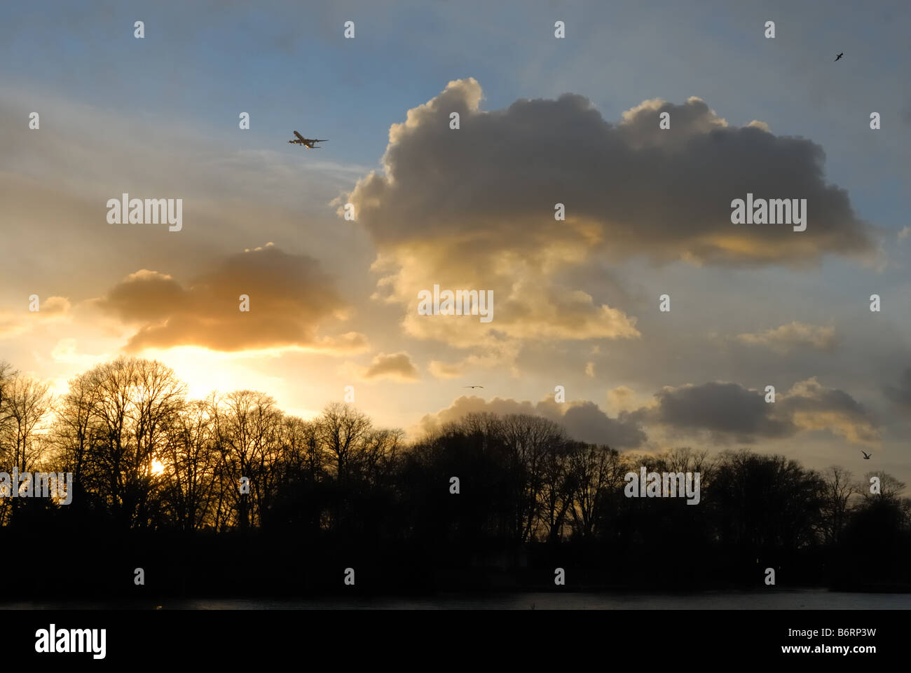 Nuvole al tramonto con aereo di linea in sky,West London Foto Stock