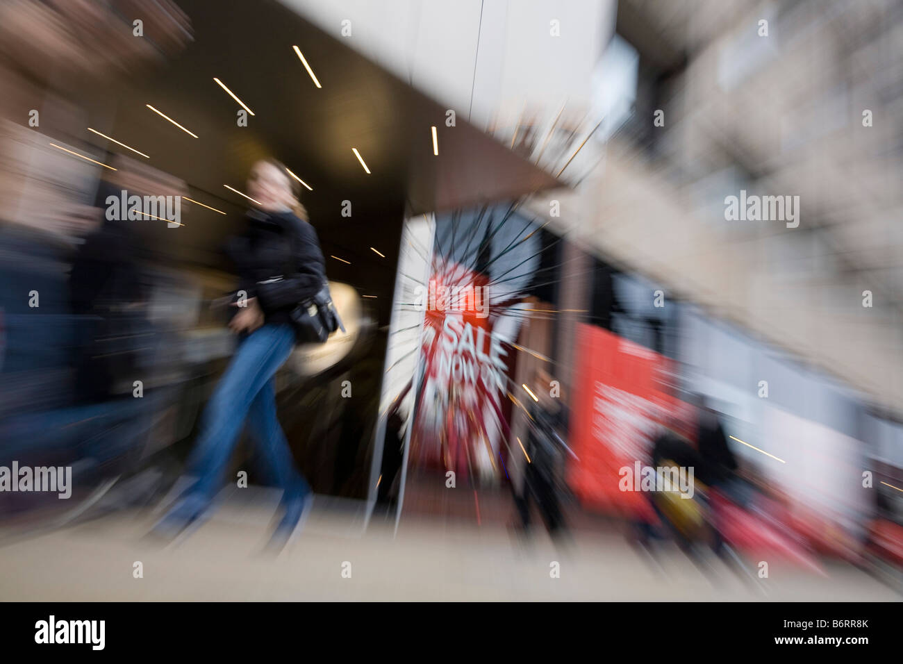 Gli amanti dello shopping in Princes Street, Edimburgo per la vendita su Boxing Day Foto Stock