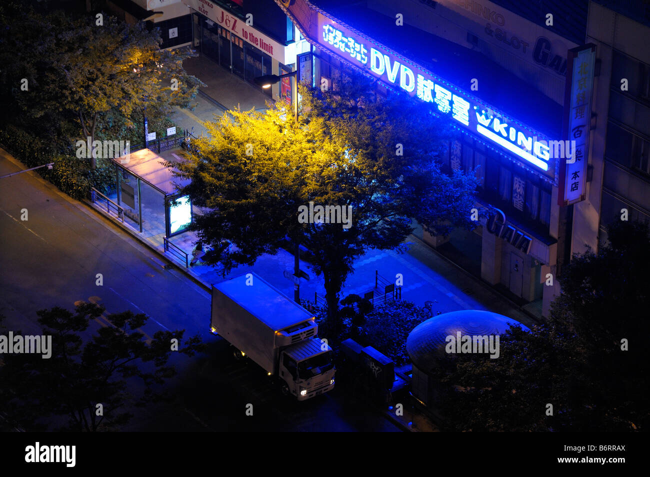 Un negozio di noleggio Gaia Pachinko e DVD durante la notte, Osaka JP Foto Stock