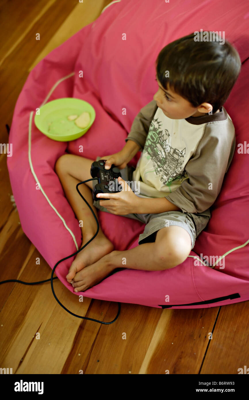 6 anno vecchio ragazzo con Playstation 2 controller Dualshock Foto Stock