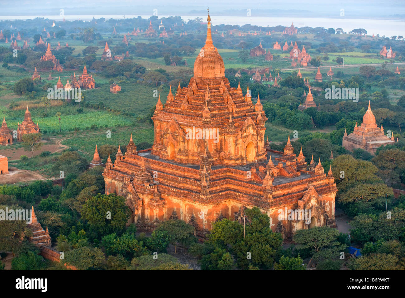 Vista della pianura di Bagan dalla mongolfiera all'alba con il Htilominlo Pahto Myanmar Foto Stock