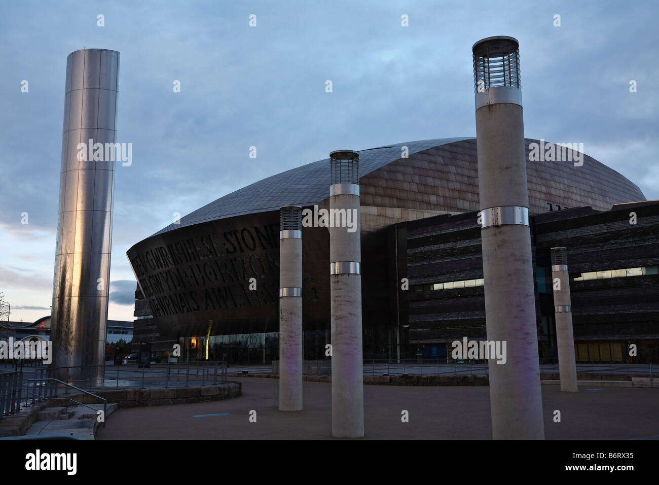 Il Millennium Centre, la Baia di Cardiff, Cardiff, Galles Foto Stock