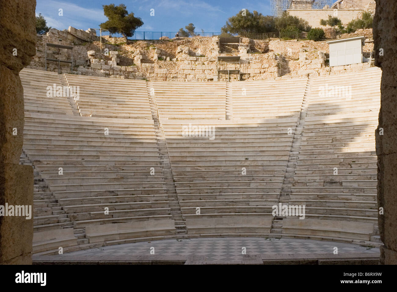 La sede di righe dell'antico teatro Odeion di Erode Attico sotto l'Acropoli di Atene, Grecia Foto Stock