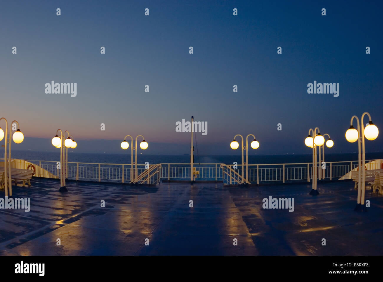 Atmosfera serale sul ponte vuota di un traghetto passeggeri a vela per le isole greche Foto Stock