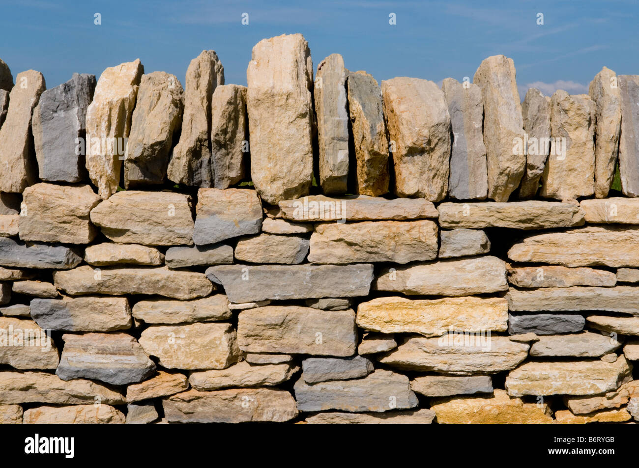 Close-up di un nuovo secco purbeck muro di pietra Foto Stock