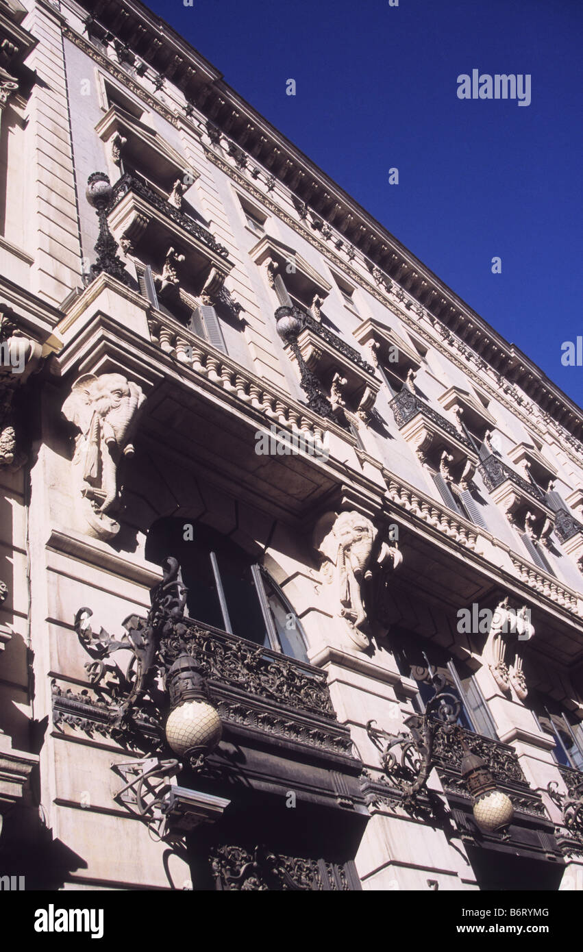 Teste di elefante sulla parete del Banco Español de Crédito costruzione / Edificio Banesto, Calles Alcala e Siviglia, Madrid, Spagna Foto Stock