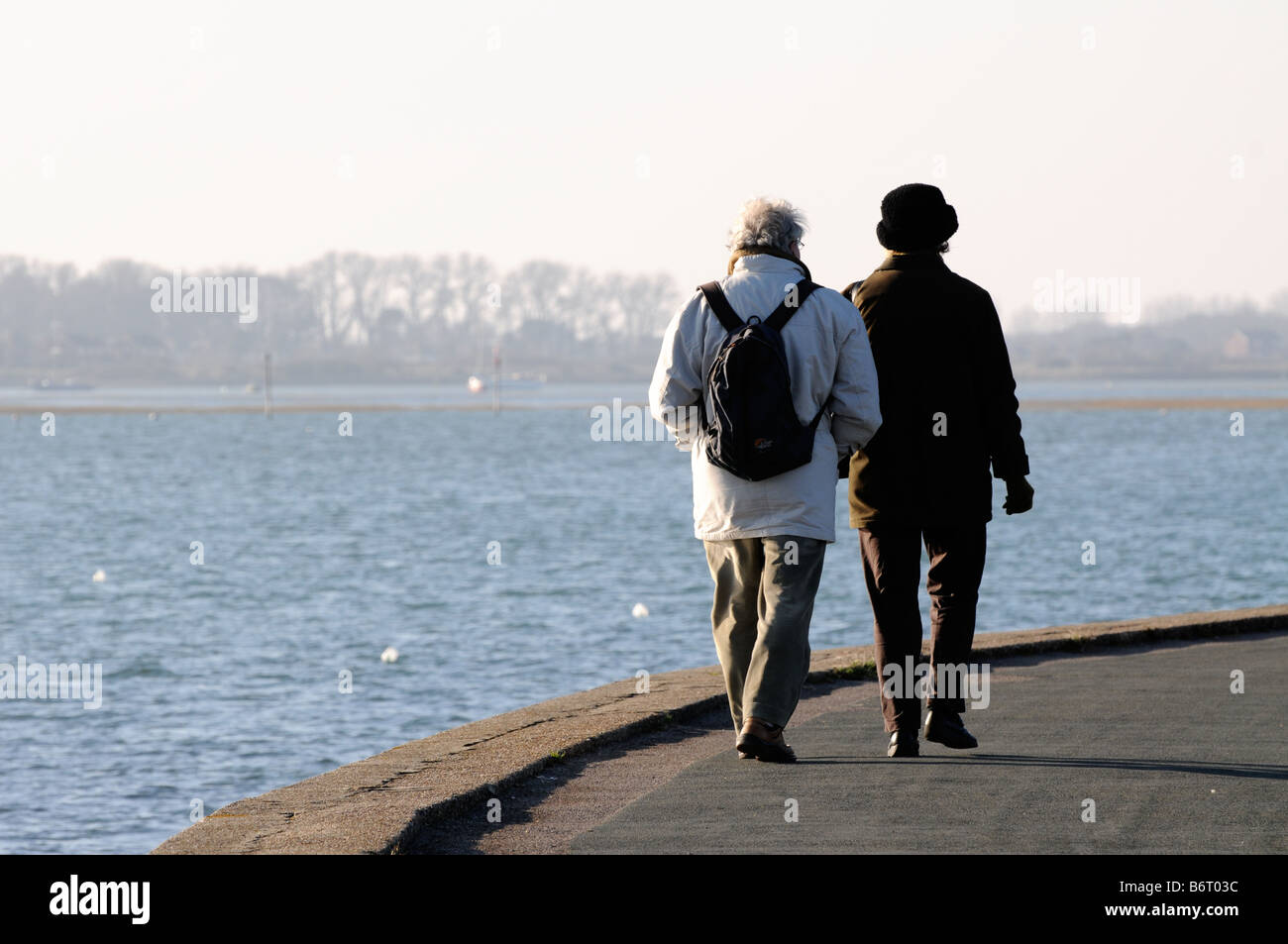 Una coppia di anziani a piedi lungo il bordo di mare a Peschici, West Sussex in Inghilterra. Foto Stock
