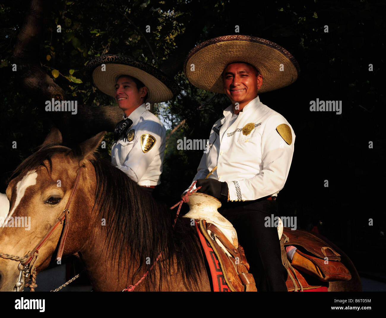 Poliziotti messicani a cavallo in sombreros Foto Stock
