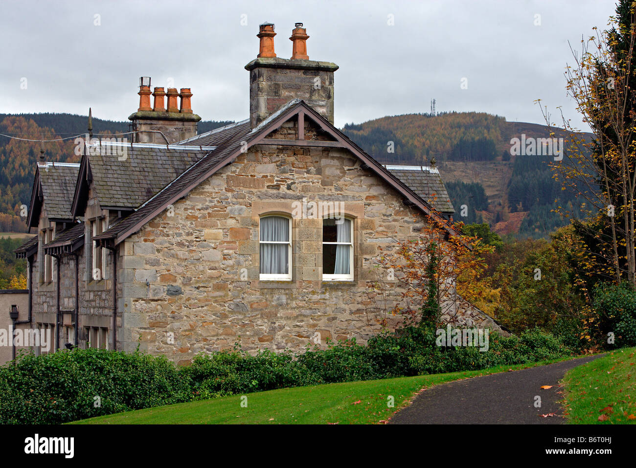 Pitlochry town in Tummel Valley fashonable cittadina termale nel XIX secolo i tipici edifici Perth Scozia Kinross Regno Unito Foto Stock