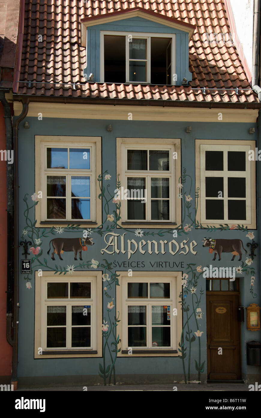 Facciata dipinta Alpenrose ristorante svizzero in Old Riga Lettonia Foto Stock